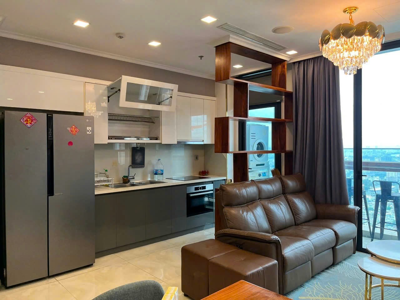 Cho thuê căn hộ 2PN Vinhomes Golden River, view Landmark 81, giá tốt!